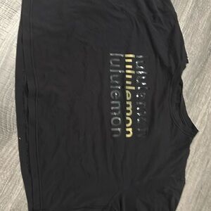 black lululemon tee shirt